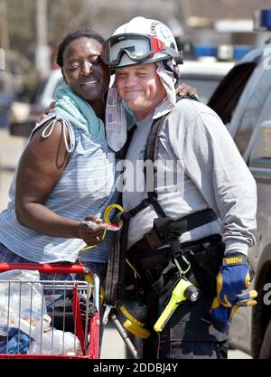 NO FILM, NO VIDEO, NO TV, NO DOCUMENTARIO - 'God Bless you bebefs', Anita Averhart, 45, di Biloxi, Mississippi, ha detto ai vigili del fuoco alla ricerca di sopravvissuti e corpi dell'uragano Katrina, tra cui Stan Kordecki, di San Pietroburgo (Florida) Fire Rescue, Florida Task Force 3, a Biloxi, Mississippi, il 2 settembre 2005. Foto di Jared Lazarus/Miami Herald/KRT/ABACAPRESS.COM Foto Stock