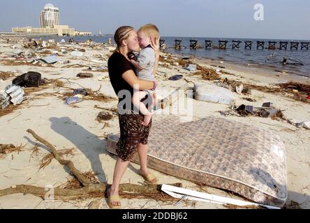 NO FILM, NO VIDEO, NO TV, NO DOCUMENTARIO - Bambi Battise detiene suo figlio Glenn Battise, 1, sulla spiaggia di Biloxi, Mississippi, il Venerdì, 2 settembre 2005. La famiglia Batisse ha perso la casa quando l'uragano Katrina ha colpito la costa del Golfo. Foto di Nick Oza/Macon Telegraph/KRT/ABACAPRESS.COM. Foto Stock