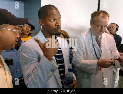 NO FILM, NO VIDEO, NO TV, NO DOCUMENTARIO - l'attore statunitense Jamie Foxx (C) arriva in tournée nell'Astrodome di Houston, Texas, martedì 6 settembre 2005. I funzionari hanno detto che 16,000 evacuati dell'uragano Katrina vivevano ancora all'interno dell'arena, con migliaia di persone più riparate in altre sedi di Houston. Foto di Jim MacMillan/Philadelphia Daily News/KRT/ABACAPRESS.COM. Foto Stock