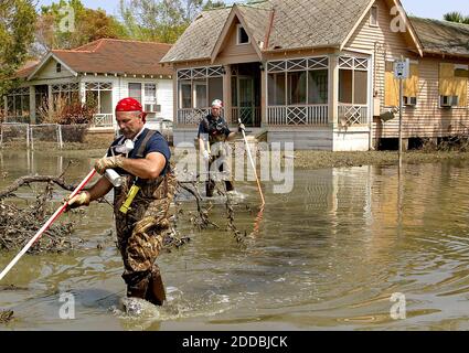 NESSUN FILM, NESSUN VIDEO, NESSUNA TV, NESSUN DOCUMENTARIO - i vigili del fuoco conducono una ricerca di un quartiere di New Orleans, Louisiana, ancora inondato dall'uragano Katrina mercoledì 14 settembre 2005. Alcune parti della città, compreso il quartiere francese, potrebbero essere aperte già da lunedì. Foto di Khampha Bouaphanh/Fort Worth Star Taelegam/KRT/ABACAPRESS.COM Foto Stock