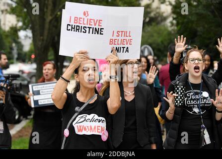 I dimostranti contrari al candidato della Corte Suprema Brett Kavanaugh hanno apposto i cartelli sulla Capitol Hill a Washington, D.C., USA, il 27 settembre 2018. P Foto di Olivier Douliery/Abaca Press Foto Stock