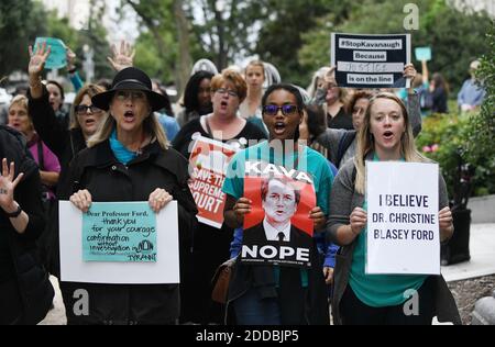 I dimostranti contrari al candidato della Corte Suprema Brett Kavanaugh hanno apposto i cartelli sulla Capitol Hill a Washington, D.C., USA, il 27 settembre 2018. P Foto di Olivier Douliery/Abaca Press Foto Stock