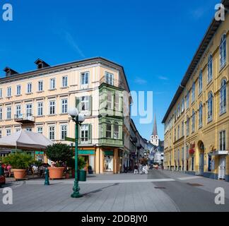 Zona pedonale con chiesa parrocchiale in giornata di sole, Salzkammergut, Bad Ischl, alta Austria, Austria Foto Stock