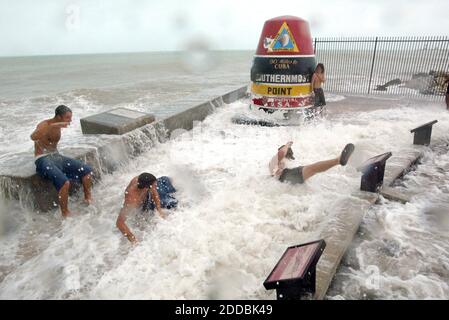 NESSUN FILM, NESSUN VIDEO, NESSUNA TV, NESSUN DOCUMENTARIO - Joe McGeee, Joseph Whitmer e Billy Litmer sono abbattuti rompendo le onde al punto più a sud a Key West, Florida, martedì 20 settembre 2005. Foto di Chuck Fadely/Miami Herald/KRT/ABACAPRESS.COM Foto Stock