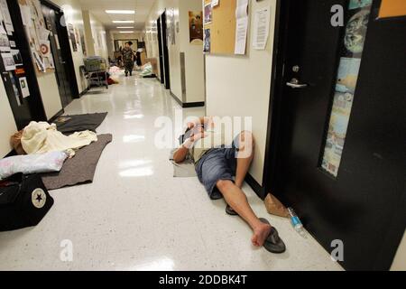 NO FILM, NO VIDEO, NO TV, NO DOCUMENTARIO - Jorge Diaz si estende sul pavimento di un rifugio istituito presso la Florida International University di Miami, Florida, martedì 20 settembre 2005. Diaz ha lasciato la sua casa a Key West e sta trascorrendo la notte al rifugio fino a quando l'uragano Rita non libera la regione. Foto di Josh Ritchie/Florida Sun Sentinel/KRT/ABACAPRESS.COM Foto Stock