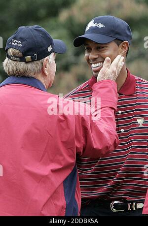 NESSUN FILM, NESSUN VIDEO, NESSUNA TV, NESSUN DOCUMENTARIO - Tiger Woods, a destra, ottiene un pat sulla guancia dal capitano degli Stati Uniti Jack Nicklaus dopo Woods e Jim Furyk dimezzato con Vijay Singh di Fiji, E Stuart Appleby dell'Australia, durante le partite di tiro alternate al torneo di golf della Presidents Cup a Gainseville, Virginia, USA, il 24 settembre 2005. Foto di Chuck Kennedy/KRT/Cameleon/ABACAPRESS.COM Foto Stock