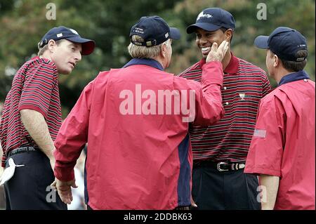 NESSUN FILM, NESSUN VIDEO, NESSUNA TV, NESSUN DOCUMENTARIO - Tiger Woods, centro, ottiene un pat sulla guancia dal capitano degli Stati Uniti Jack Nicklaus dopo Woods e Jim Furyk dimezzato con Vijay Singh di Fiji, E Stuart Appleby dell'Australia, durante le partite di tiro alternate al torneo di golf della Presidents Cup a Gainseville, Virginia, USA, il 24 settembre 2005. Foto di Chuck Kennedy/KRT/Cameleon/ABACAPRESS.COM Foto Stock