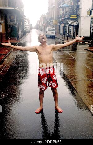 NO FILM, NO VIDEO, NO TV, NO DOCUMENTARIO - residente a New Orleans e proprietario di affari di Bourbon Street Vaughn L. Morenti gode di una doccia pomeridiana portata dalle bande esterne dell'uragano Rita giovedì 22 settembre 2005. Mordenti, che ha soggiornato attraverso l'uragano Katrina, dice di aver fatto il bagno con acqua in bottiglia. Foto di Ian McVea/Fort Worth Star Telegram/KRT/ABACAPRESS.COM Foto Stock