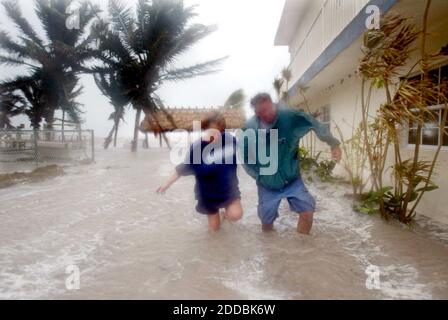 NESSUN FILM, NESSUN VIDEO, NESSUNA TV, NESSUN DOCUMENTARIO - il re zingaro e Jim Esserman camminano attraverso il loro cortile allagato a Marathon, Florida, mentre l'uragano Rita si è mosso attraverso le chiavi della Florida martedì 20 settembre 2005. Foto di Charles Trainor JR/Miami Herald/KRT/ABACAPRESS.COM Foto Stock