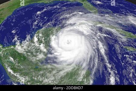 NO FILM, NO VIDEO, NO TV, NO DOCUMENTARIO - NOAA immagine satellitare dell'uragano Wilma presa alle 15:15 p.m. EDT il 20 ottobre 2005, come la categoria estremamente pericolosa quattro continua a muoversi verso la penisola dello Yucatan. Foto di NOAA/KRT/ABACAPRESS.COM Foto Stock