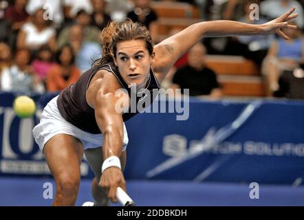 NO FILM, NO VIDEO, NO TV, NO DOCUMENTARIO - la francese Amelie Mauresmo in azione sconfiggendo la russa Elena Dementieva 7-5, 2-6, 7-5 nelle finali del campionato Advanta a Villanova, Pennsylvania, USA, il 6 novembre 2005. Foto di Vicki Valerio/Philadelphia Inquirer/KRT/Cameleon/ABACAPRESS.COM Foto Stock