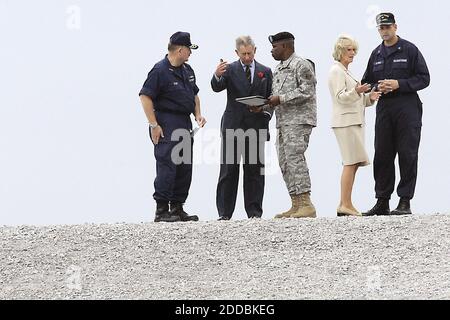 NESSUN FILM, NESSUN VIDEO, NESSUNA TV, NESSUN DOCUMENTARIO - il principe Charles e sua moglie Camilla, Duchessa di Cornovaglia, hanno fatto una visita al Lower 9th Ward a New Orleans, Louisiana, vicino al canale industriale levee venerdì 4 novembre 2005, per vedere i danni dell'uragano Katrina. Il Principe Carlo della Gran Bretagna parla con il Vice Ammiraglio della Guardia Costiera Thad Allen, a sinistra, e Briga. Robert Crear, come sua moglie Camilla, Duchessa di Cornovaglia, parla con il capitano della Guardia Costiera degli Stati Uniti Tom Atkin in cima al canale industriale levee. Foto di Chris Oberholts/Kansas City Star/KRT/ABACAPRESS.COM Foto Stock