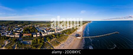 Germania, Meclemburgo-Pomerania occidentale, Heringsdorf, panorama aereo della spiaggia e della città costiera all'alba Foto Stock