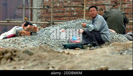 NO FILM, NO VIDEO, NO TV, NO DOCUMENTARIO - Laiwu Steel lavoratori della costruzione fare una pausa pranzo 5 novembre 2005 presso lo stabilimento di produzione di acciaio a Laiwu, Cina. Laiwu Steel Group stava scavando il suo secondo impianto principale dalle colline nella provincia rurale di Shandong, quando il congressista statunitense Jim Oberstar, un democratico della catena del ferro del Minnesota, aiutò a negoziare un accordo per l'acciaieria cinese e un fornitore di minerali con sede in Ohio per acquistare una miniera di taconite del Minnesota fuori dal fallimento. Foto di Sherri Larose/St Paul Pioneer Press/KRT/ABACAPRESS.COM Foto Stock