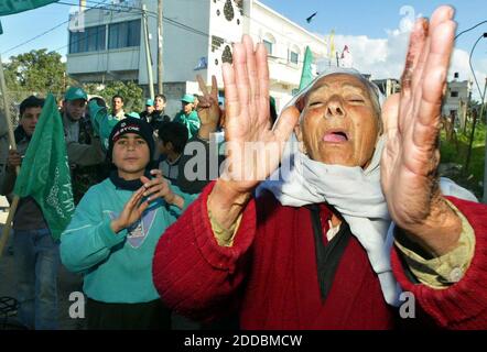 NESSUN FILM, NESSUN VIDEO, NESSUNA TV, NESSUN DOCUMENTARIO - le donne palestinesi sostenitori del movimento islamico di resistenza Hamas celebrano la vittoria elettorale di Hamas a Beit Lahia, striscia di Gaza, venerdì 27 gennaio 2006. Il primo ministro palestinese Ahmed Qureia ha annunciato di voler scendere, con Hamas in cerca di una maggioranza nelle elezioni parlamentari sul suo partito Fatah. Foto di Ahmad Khateib/Flash 90/KRT/ABACAPRESS.COM Foto Stock