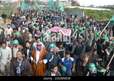 NO FILM, NO VIDEO, NO TV, NO DOCUMENTARIO - i sostenitori del movimento di resistenza islamica Hamas celebrano la vittoria elettorale di Hamas a Beit Lahia, striscia di Gaza, venerdì 27 gennaio 2006. Il primo ministro palestinese Ahmed Qureia ha annunciato di voler scendere, con Hamas in cerca di una maggioranza nelle elezioni parlamentari sul suo partito Fatah. Foto di Ahmad Khateib/Flash 90/KRT/ABACAPRESS.COM Foto Stock