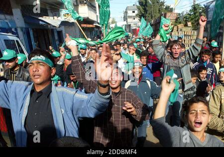 NO FILM, NO VIDEO, NO TV, NO DOCUMENTARIO - i sostenitori del movimento islamico di resistenza Hamas celebrano la loro vittoria elettorale palestinese a Beit Lahia, striscia di Gaza, venerdì 27 gennaio 2006. Il primo ministro palestinese Ahmed Qureia ha annunciato di voler scendere, con Hamas in cerca di una maggioranza nelle elezioni parlamentari sul suo partito Fatah. Foto di Ahmad Khateib/Flash 90/KRT/ABACAPRESS.COM Foto Stock