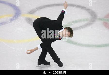 NO FILM, NO VIDEO, NO TV, NO DOCUMENTARIO - Jeffrey Buttle of Canada si esibisce durante le Olimpiadi invernali del 2006, durante il suo programma breve di pattinaggio di figura martedì 14 febbraio 2006 a Palavela a Torino, Italia. Foto di Barbara Johnston/Philadelphia Inquirer/KRT/Cameleon/ABACAPRESS.COM Foto Stock