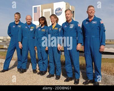 NO FILM, NO VIDEO, NO TV, NO DOCUMENTARIO - Space shuttle Discovery, STS-121, membri dell'equipaggio, da sinistra, Mission Specialist Piers Sellers, Pilot Mark Kelly, Mission Specialist Stephanie Wilson, Lisa Nowak, Commander Steven Lindsey e Mission Specialist Michael Fossum in posa per una foto Febbraio 17, 2006 al Kennedy Space Center in Florida. Sei dei 7 membri dell'equipaggio stanno partecipando al test di interfaccia dell'equipaggio presso il Kennedy Space Center. La missione STS-121 è prevista per il lancio non prima di maggio 2006. Foto di Red Huber/Orlando Sentinel/KRT/ABACAPRESS.COM Foto Stock