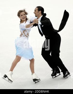 NESSUN FILM, NESSUN VIDEO, NESSUNA TV, NESSUN DOCUMENTARIO - Tanith Belbin e Benjamin Agosto degli Stati Uniti competono nella danza obbligatoria durante il concorso di danza sul ghiaccio tenutosi a Palavela durante i Giochi Olimpici invernali 2006 a Torino il 17 febbraio 2006. Foto di Gary Reyes/San Jose Mercury News/KRT/Cameleon/ABACAPRESS.COM Foto Stock