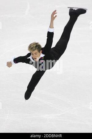 NO FILM, NO VIDEO, NO TV, NO DOCUMENTARIO - Jeffrey Buttle of Canada si esibisce durante le Olimpiadi invernali del 2006, durante il suo programma breve di pattinaggio di figura martedì 14 febbraio 2006 a Palavela a Torino, Italia. Foto di Barbara Johnston/Philadelphia Inquirer/KRT/Cameleon/ABACAPRESS.COM Foto Stock