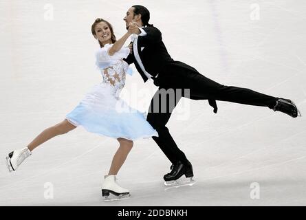 NESSUN FILM, NESSUN VIDEO, NESSUNA TV, NESSUN DOCUMENTARIO - Tanith Belbin e Benjamin Agosto degli Stati Uniti competono nella danza obbligatoria durante il concorso di danza sul ghiaccio tenutosi a Palavela durante i Giochi Olimpici invernali 2006 a Torino il 17 febbraio 2006. Foto di Gary Reyes/San Jose Mercury News/KRT/Cameleon/ABACAPRESS.COM Foto Stock