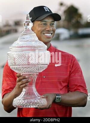 NESSUN FILM, NESSUN VIDEO, NESSUNA TV, NESSUN DOCUMENTARIO - Tiger Woods alza il trofeo al campionato Ford a Doral, FL, USA il 5 marzo 2006. Woods ha vinto il torneo con un colpo. Foto di C.W. Griffin/Miami Herald/KRT/Cameleon/ABACAPRESS.COM. Foto Stock