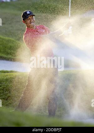 NESSUN FILM, NESSUN VIDEO, NESSUNA TV, NESSUN DOCUMENTARIO - Tiger Woods esce da una trappola di sabbia su 18 prima di vincere il campionato Ford a Doral, FL, USA il 5 marzo 2006. Woods ha vinto il torneo con un colpo. Foto di Patrick Farrell/Miami Herald/KRT/Cameleon/ABACAPRESS.COM. Foto Stock