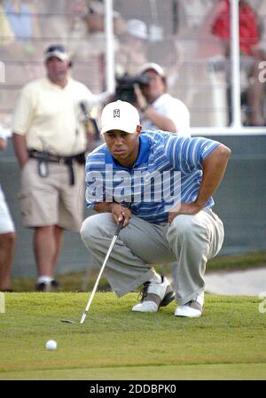 NO FILM, NO VIDEO, NO TV, NO DOCUMENTARIO - Tiger Woods si allinea il suo messo sulla 18 buche durante il giorno tre del campionato Ford a Doral, FL, USA il 4 marzo 2006. Foto di C.W. Griffin/Miami Herald/KRT/Cameleon/ABACAPRESS.COM. Foto Stock