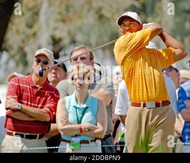 NO FILM, NO VIDEO, NO TV, NO DOCUMENTARIO - Tiger Woods colpisce il suo tee girato sull'ottava buca nel terzo round durante il Bay Hill Invitational a Orlando, Florida, sabato 18 marzo 2006. Foto di Bobby Coker/Orlando Sentinel/KRT/Cameleon/ABACAPRESS.COM Foto Stock