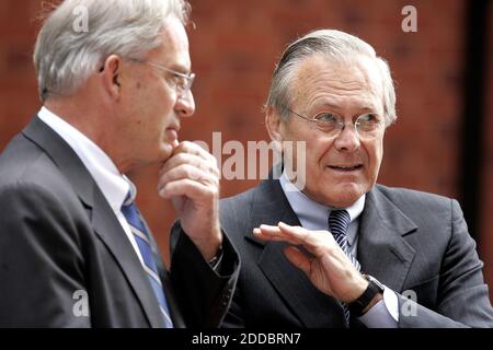 NO FILM, NO VIDEO, NO TV, NO DOCUMENTARIO - il Segretario della Difesa Donald Rumsfeld e il Direttore della CIA Porter Goss parlano prima del cerimoniale giuramento del primo Direttore della National Intelligence degli Stati Uniti, John Negroponte, 18 maggio 2005, a Washington, DC, USA. Il capo della CIA Porter Goss, assegnato per ricostruire l'agenzia di spionaggio degli Stati Uniti dopo i guasti twin intelligence del 11 settembre e l'Iraq, ha lasciato sotto pressione venerdì 5 maggio 2006, dopo meno di due anni sul job.Photo di Chuck Kennede/KRT/ABACAPRESS.COM Foto Stock