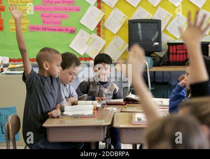 NO FILM, NO VIDEO, NO TV, NO DOCUMENTARIO - Abdul Hakim Ismael, terzo da sinistra, occhi studenti ansiosi in una classe, 22 febbraio 2006, alla Banksville Elementary School, a cui i suoi giovani ospiti, Timmy, 11, e Dominic, 9, frequentano. Ismael sfigurato dalle ferite che ha sostenuto quando gli Stati Uniti hanno attaccato Fallujah nell'aprile 2004, riceverà un intervento chirurgico ricostruttivo a Pittsburgh. Foto di Pauline Lubens/San Jose Mercury News/KRT/ABACAPRESS.COM Foto Stock