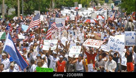 NO FILM, NO VIDEO, NO TV, NO DOCUMENTARIO - i dimostranti marciano per la riforma dell'immigrazione a Orlando, Florida, 1 maggio 2006. Foto di oe Burbank/Orlando Sentinel/KRT/ABACAPRESS.COM Foto Stock