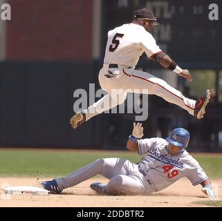NESSUN FILM, NESSUN VIDEO, NESSUNA TV, NESSUN DOCUMENTARIO - Ray Durham dei San Francisco Giants salta sopra Willy Aybar di Los Angeles Dodgers e lancia Andre Ethier alla prima base per completare il doppio gioco nel settimo inning. I Giganti sconfissero i Dodgers 6-5, il 13 maggio 2006, all'AT&T Park di San Francisco, California, USA . Foto di Jose Carlos Fajardo/Contra Costa Times/KRT/Cameleon/ABACAPRESS.COM Foto Stock