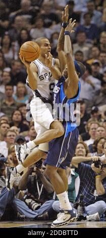 NESSUN FILM, NESSUN VIDEO, NESSUNA TV, NESSUN DOCUMENTARIO - la guardia degli Spurs di San Antonio Tony Parker entra in Josh Howard dei Mavericks di Dallas durante l'azione della prima metà in Game 2 dei playoff della NBA Western Conference presso L'AT&T Center, a San Antonio, TX, USA il 9 maggio 2006. Foto di Paul Moseley/Fort Worth Star-Telegram/KRT/Cameleon/ABACAPRESS.COM Foto Stock