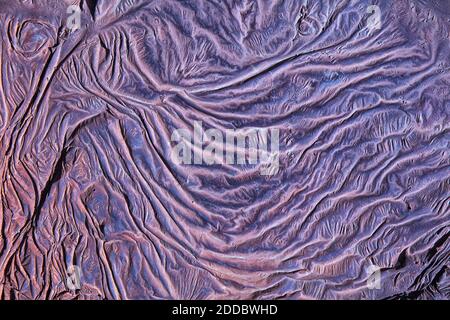 Spagna, Provincia di Huelva, veduta aerea del paesaggio arida viola nella zona delle miniere di Rio Tinto Foto Stock