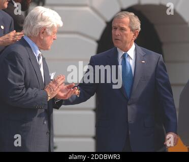 NO FILM, NO VIDEO, NO TV, NO DOCUMENTARIO - il presidente George W. Bush parla con il Sen. Ted Kennedy (D-ma) prima di firmare un rinnovo del Voting Rights Act durante una cerimonia sul prato sud della Casa Bianca a Washington DC, USA il 27 luglio 2006. Foto di George Bridges/MCT/ABACAPRESS.COM Foto Stock