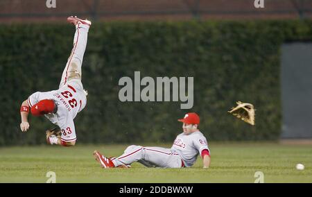 NO FILM, NO VIDEO, NO TV, NO DOCUMENTARIO - Philadelphia Phillies, il fielder destro Aaron Rowand (33) e il secondo baseman Chase Utley (26) si scontrano mentre insegue una palla di mosca colpita da Chicago Cubs John Mabry durante l'ottavo inning al Wrigley Field di Chicago, Illinois, USA, il 21 agosto 2006. Foto di Nuccio DiNuzzo/Chicago Tribune/MCT/Cameleon/ABACAPRESS.COM Foto Stock