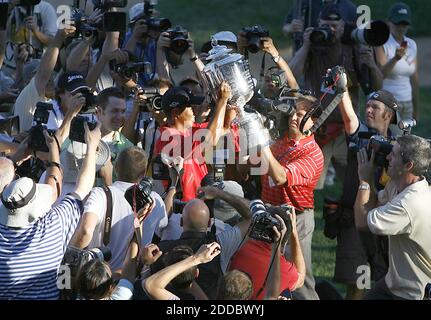 NESSUN FILM, NESSUN VIDEO, NESSUNA TV, NESSUN DOCUMENTARIO - USA Tiger Woods inonda il suo trofeo per i tifosi mentre è circondato da fotografi il 18 al termine del quarto round dell' 88° campionato PGA al Medinah Country Club di Medinah, Illinois, USA, il 20 agosto, 2006. Woods ha vinto il PGA Championship con una vittoria a cinque colpi. Foto di Nuccio DiNuzzo/Chicago Tribune/MCT/Cameleon/ABACAPRESS.COM Foto Stock