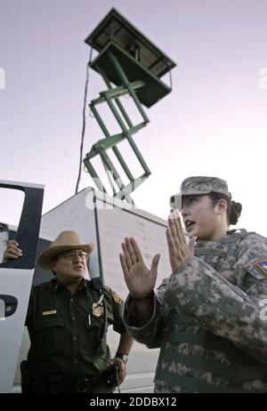 NO FILM, NO VIDEO, NO TV, NO DOCUMENTARIO - Texas National Guardswoman Angela Kruse parla con l'agente di confine Eddie Flores (a sinistra) del camion 'scope' dietro di loro a Progreso, Texas, 16 agosto 2006. La termocamera montata sulla parte superiore del carrello Scope è in grado di rilevare il movimento dell'uomo a più di un chilometro di distanza durante la notte. Foto di Kelley Chinn/Fort Worth Star-Telegram/MCT/ABACAPRESS.COM Foto Stock