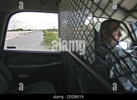 NO FILM, NO VIDEO, NO TV, NO DOCUMENTARIO - Texas National Guardsman Mika Harp si siede in un veicolo lungo un levee guardando il confine vicino al fiume Rio Grande a Hidalgo, Texas, 15 agosto 2006. L'arpa ha il dovere di segnalare qualsiasi possibile attività illegale di frontiera agli agenti di frontiera, ma non di arrestare o detenere sospetti. Foto di Kelley Chinn/Fort Worth Star-Telegram/MCT/ABACAPRESS.COM Foto Stock