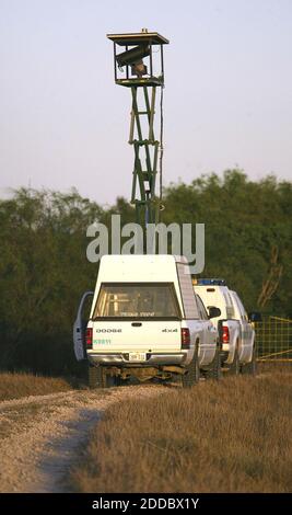 NESSUN FILM, NESSUN VIDEO, NESSUNA TV, NESSUN DOCUMENTARIO - UN camion 'scope' impiegato dalla pattuglia di confine si trova vicino al fiume Rio Grande. La termocamera montata sulla parte superiore è in grado di rilevare il movimento umano a più di un chilometro di distanza durante la notte a Progreso, Texas, 16 agosto 2006. Foto di Kelley Chinn/Fort Worth Star-Telegram/MCT/ABACAPRESS.COM Foto Stock