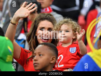 Charlotte Trippier, moglie del Kieran Trippier d'Inghilterra e il loro figlio Jacob Trippier partecipano al gioco finale 1/8 tra Colombia e Inghilterra alla Coppa del mondo FIFA 2018 a Mosca, Russia, il 3 luglio 2018. Foto di Christian Liegi/ABACAPRESS.COM Foto Stock