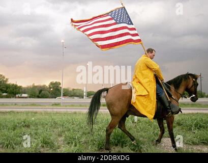 NO FILM, NO VIDEO, NO TV, NO DOCUMENTARIO - David carter di Richland Hills, Texas, cavalca il suo cavallo, Lucky, lungo Airport Freeway in onore del 5 ° anniversario del 9/11, Lunedi, 11 settembre 2006. Foto di Richard W. Rodriguez/Fort Worth Star-Telegram/MCT/ABACAPRESS.COM Foto Stock