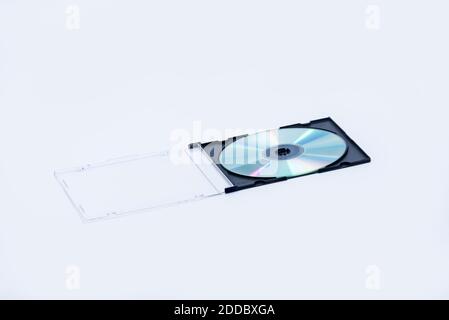 Compact Disc, CD all'interno della sua custodia in plastica isolata su sfondo bianco Foto Stock