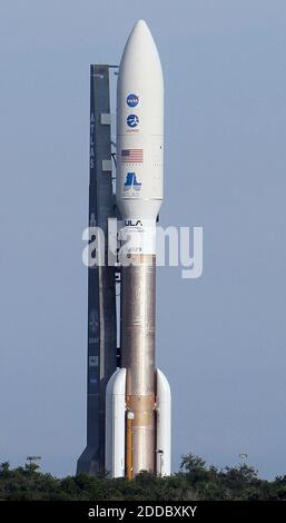 NO FILM, NO VIDEO, NO TV, NO DOCUMENTARIO - un razzo Atlas V è lanciato per lanciare pad 41 a Cape Canaveral Air Force Station, Florida, USA il giovedì 4 agosto 2011 . LA navicella spaziale Juno della NASA percorrerà 716 milioni di chilometri e il suo obiettivo primario è quello di rivelare la formazione e l'evoluzione del pianeta Giove. La navicella spaziale scientifica è prevista per arrivare al pianeta Giove il 4 luglio 2016. Foto di Red Huber/Orlando Sentinel/MCT/ABACAPRESS.COM Foto Stock