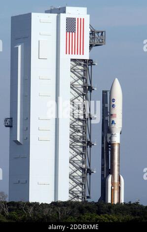 NO FILM, NO VIDEO, NO TV, NO DOCUMENTARIO - un razzo Atlas V è lanciato per lanciare pad 41 a Cape Canaveral Air Force Station, Florida, USA il giovedì 4 agosto 2011 . LA navicella spaziale Juno della NASA percorrerà 716 milioni di chilometri e il suo obiettivo primario è quello di rivelare la formazione e l'evoluzione del pianeta Giove. La navicella spaziale scientifica è prevista per arrivare al pianeta Giove il 4 luglio 2016. Foto di Red Huber/Orlando Sentinel/MCT/ABACAPRESS.COM Foto Stock