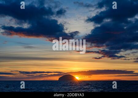 Mare d'Irlanda al tramonto nuvoloso con l'isola di Ailsa Craig sullo sfondo Foto Stock