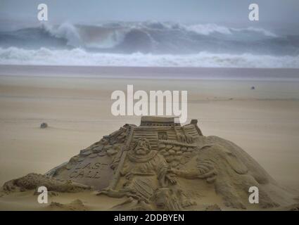 NO FILM, NO VIDEO, NO TV, NO DOCUMENTARIO - le onde dell'Oceano Atlantico tornano sulla riva dietro la rappresentazione di un artista dell'Arca di Noè, creato in una scultura di sabbia, come pioggia e venti che precedono l'impatto completo dell'uragano Irene in Ocean City, Maryland, Sabato, 27 agosto 2011. Foto di Karl Merton Ferron/Baltimore Sun/MCT/ABACAPRESS.COM Foto Stock