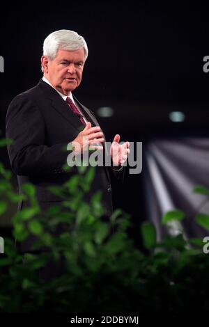 NO FILM, NO VIDEO, NO TV, NO DOCUMENTARIO - ex oratore della Camera e repubblicano presidenziale di speranza Newt Gingrich domande da panelisti durante un forum di domande e risposte del Labor Day al Columbia Metropolitan Convention Center a Columbia, South Carolina, USA Lunedi, 5 settembre 2011. Altri candidati repubblicani erano Michelle Bachmann, Herman Cain, Ron Paul e Mitt Romney. Foto di Kim Kim Foster-Tobin/lo Stato/MCT/ABACAPRESS.COM Foto Stock